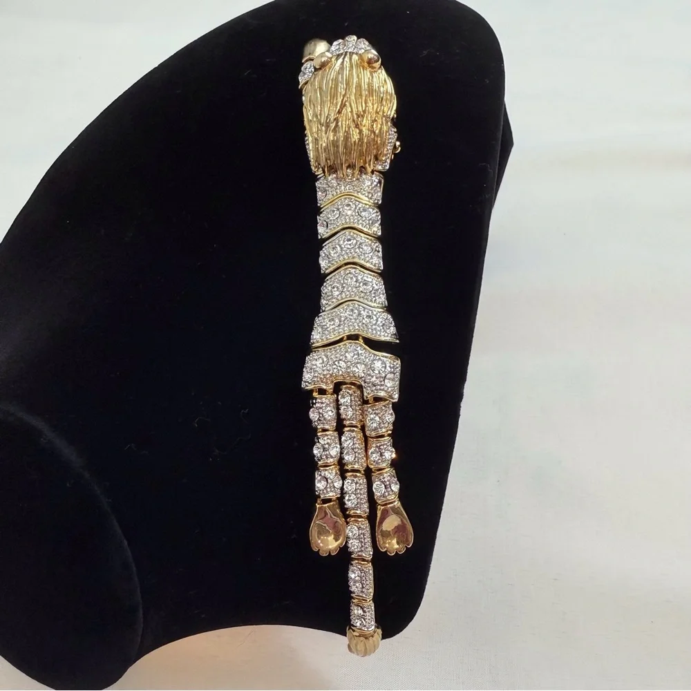 Rhinestone Gold Tone Articulated Lion Brooch - Picture 15 of 16